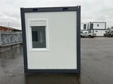 Oficina estándar con baño y dos ventanas