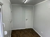 Contenedor de oficina con baño y almacenamiento